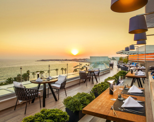 Immenso rooftop restaurant with endless view at the Amavi MadeForTwo Hotels in Paphos
